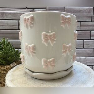 Dwell studio ❤️
6in Bow Embossed Planter With Saucer Ceramic NEW